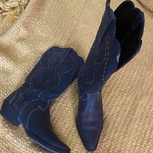 Women’s Justin cowboy boots size 7 B. Black with brown stitching.
